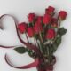 Buquê de rosas vermelhas com fita vermelha formando um coração em um fundo branco.