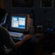 A madrugada no computador marcou amizades, paqueras e descobertas de uma geração