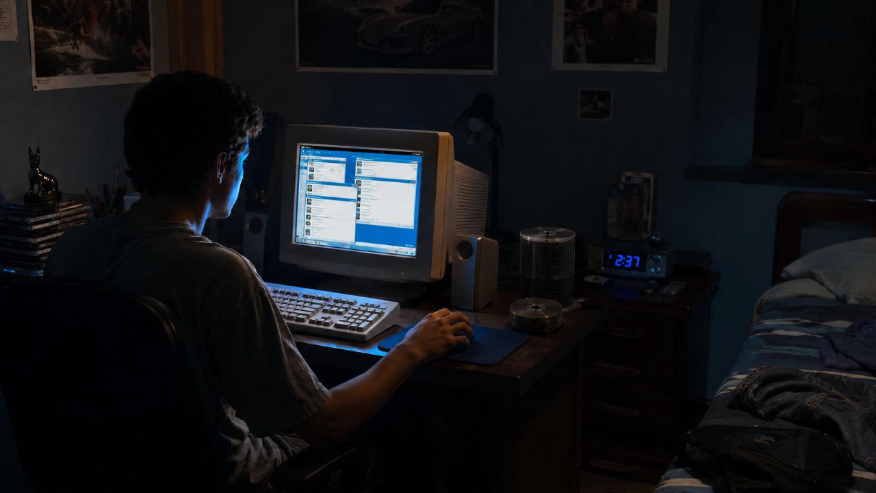 A madrugada no computador marcou amizades, paqueras e descobertas de uma geração