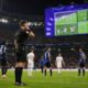 O VAR acompanha lances decisivos e pode mudar uma marcação feita dentro do campo