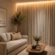 Luz indireta e cortina longa deixam a sala simples com aparência de alto padrão
