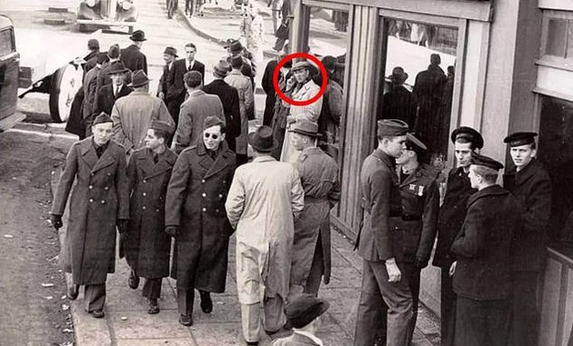 Viajante do tempo visto em foto da Segunda Guerra Mundial? Imagem antiga alimenta teoria curiosa