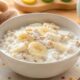 Banana combinada com aveia ou iogurte ajuda a criar lanches simples e mais completos para os pequenos