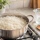 A técnica certa ajuda o arroz a ficar soltinho mesmo sem lavar