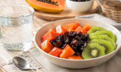 Mamão, ameixa e kiwi formam um trio leve para a rotina digestiva