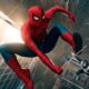 Homem-Aranha em traje vermelho e azul balança entre arranha-céus, outra figura em preto e branco.