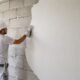 Gesso liso pode substituir etapas do reboco em paredes internas secas e bem alinhadas