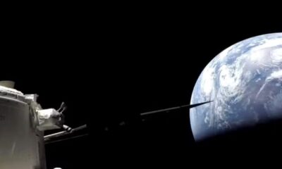 Visão de uma espaçonave ou satélite em órbita com a Terra azul e branca ao fundo.