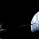 Visão de uma espaçonave ou satélite em órbita com a Terra azul e branca ao fundo.