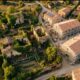 Casal paga R$ 2,07 milhões por uma vila abandonada na Espanha com quase 60 casas, igreja e mais de 6 hectares