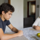 Adolescentes difíceis não estão só desafiando você: a psicologia explica como reagir melhor