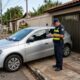 Morador estaciona em frente à própria garagem para facilitar a rotina, mas regra de trânsito acaba iniciando discussão e multa inesperada