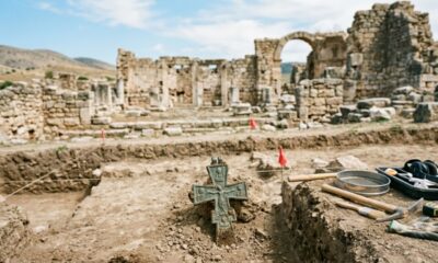 Arqueólogos encontram rara cruz relicário em antiga cidade da Turquia