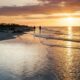 Por que o mar parece mais frio pela manhã e o que realmente acontece com a temperatura da água