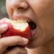 A fruta saudável que você está comendo do jeito errado todos os dias