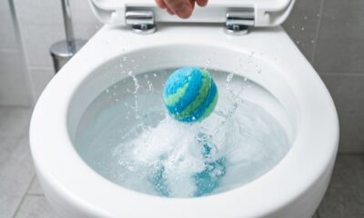 Essa especialista em limpeza usa bombas de limpeza caseiras para manter o vaso sanitário sempre limpo, praticamente sem precisar esfregar