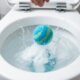 Essa especialista em limpeza usa bombas de limpeza caseiras para manter o vaso sanitário sempre limpo, praticamente sem precisar esfregar