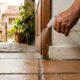 Borrife vinagre na entrada de casa: para que serve e por que muita gente recomenda