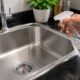 Borrifar vinagre na pia da cozinha para que serve e por que é recomendado