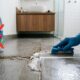 Sem cloro, nem água sanitária: a melhor forma de limpar rejunte encardido do banheiro sem desgastar o piso