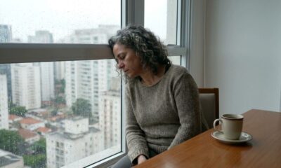 A psicologia diz que pessoas que dizem "está tudo bem" automaticamente passaram anos sendo aquelas que resolviam tudo sozinhas, e o silêncio que mantêm hoje não se trata de privacidade, mas sim de já não esperarem que alguém insista em saber a verdade