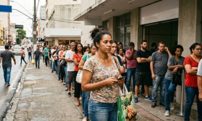 Esperar em uma fila pode ser uma situação simples, mas também revela muito sobre a forma como uma pessoa lida com emoções