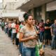 Esperar em uma fila pode ser uma situação simples, mas também revela muito sobre a forma como uma pessoa lida com emoções
