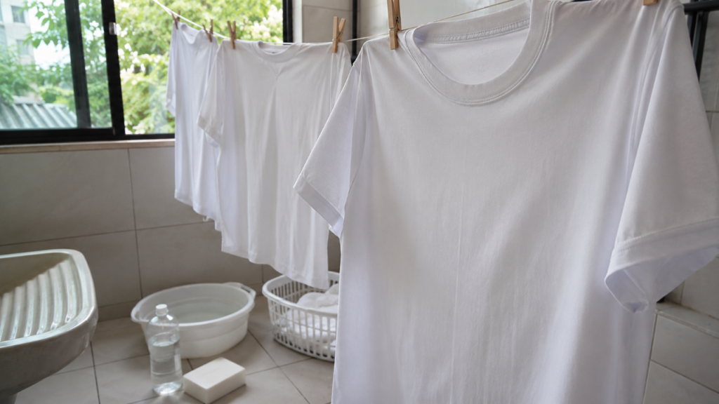 Camiseta branca com mancha de suor pode voltar a parecer limpa com esse cuidado simples