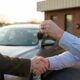 Como negociar preços de carro e conseguir o melhor negócio em veículos novos e usados
