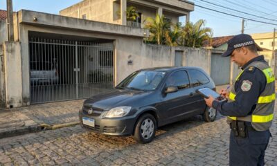 Morador estaciona em frente à própria garagem e é multado em R$ 130,16, com 4 pontos na CNH e quase tem carro guinchado