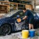 Como lavar o carro como um profissional, método dos dois baldes e secagem faz toda a diferença na conservação da pintura