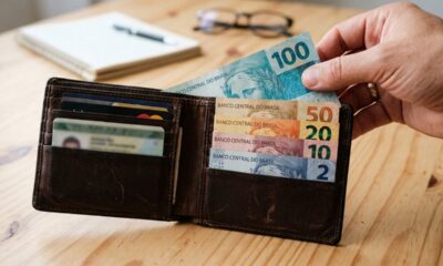A psicologia afirma que pessoas que organizam as notas de dinheiro na carteira podem estar tentando reduzir a sensação de bagunça