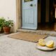 Colocar um limão com sal na entrada de casa virou ritual popular e esconde um significado que surpreende
