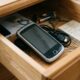 Como transformar um celular velho jogado na gaveta em uma câmera de segurança
