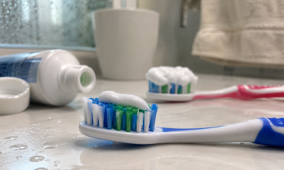 O segredo das cerdas coloridas da escova de dentes explica um erro diário que passa despercebido