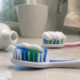 O segredo das cerdas coloridas da escova de dentes explica um erro diário que passa despercebido