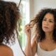 Como combater o frizz e o aspecto opaco dos cabelos durante a menopausa e dar-lhes brilho