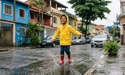 Se você lembra disso, viveu uma infância bem diferente brincando na chuva sem medo