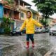 Se você lembra disso, viveu uma infância bem diferente brincando na chuva sem medo