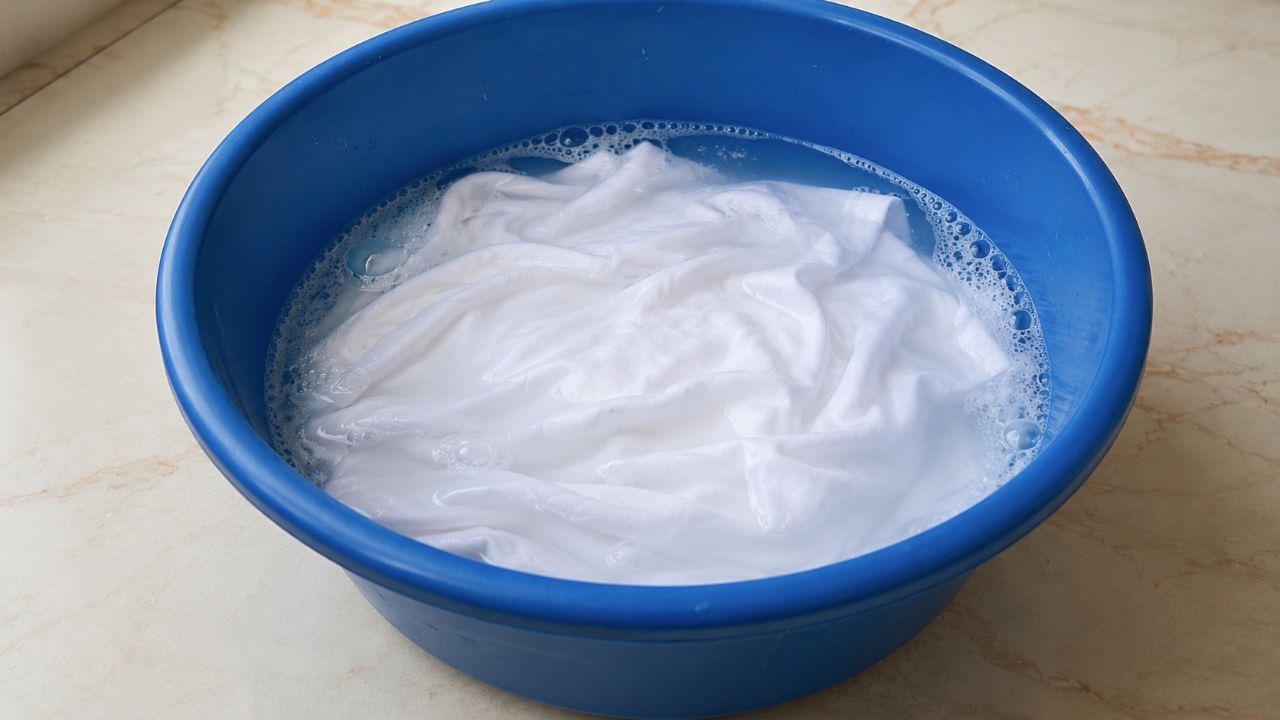 Deixar a roupa de molho em água morna com pasta de dente para que serve e por que é recomendado