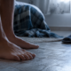 Andar descalço no frio pode ser sinal de conforto, mas existe um alerta que muita gente ignora