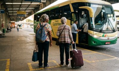 Quem tem mais de 60 anos e renda de até dois salários mínimos pode viajar de graça; veja como emitir o documento