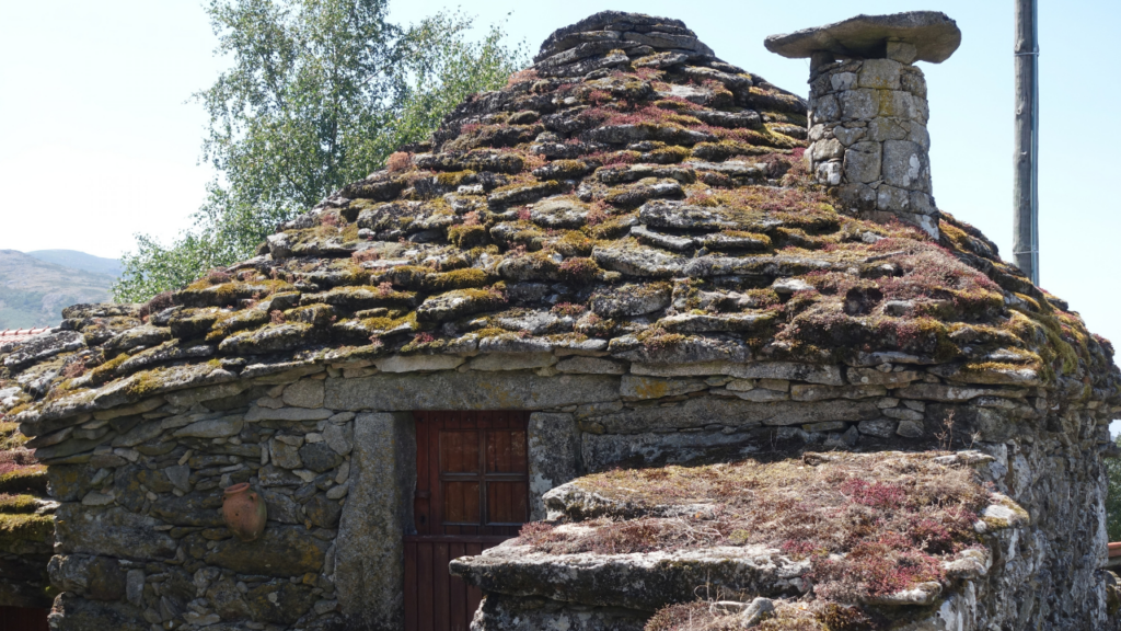 A "aldeia dos hobbits" escondida nas montanhas tem apenas 1 habitante e parece cenário de filme