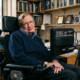 Stephen Hawking, cosmólogo e físico teórico: “As pessoas quietas e silenciosas são as que têm as mentes mais fortes e eloquentes.” Entenda o que a psicologia diz sobre introspecção