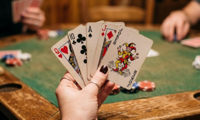 O significado do provérbio árabe: "Confie em todos, mas corte as cartas antes" sobre evitar problemas e confiança