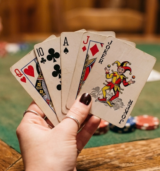 O significado do provérbio árabe: "Confie em todos, mas corte as cartas antes" sobre evitar problemas e confiança