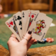 O significado do provérbio árabe: "Confie em todos, mas corte as cartas antes" sobre evitar problemas e confiança
