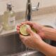 Diga adeus ao cheiro de água sanitária nas mãos usando ingredientes simples