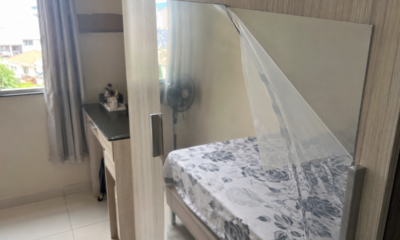 A alternativa ao espelho tradicional que gruda na parede, pesa pouco e muda ambientes sem obra