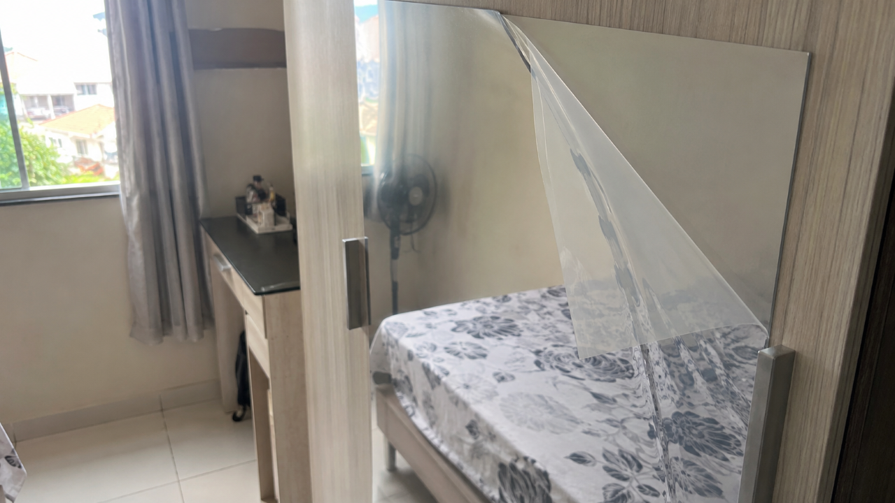 A alternativa ao espelho tradicional que gruda na parede, pesa pouco e muda ambientes sem obra